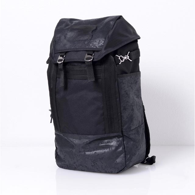 イーストパック (EASTPAK) 迷彩リュックサック(大) ブラック 30% OFF