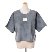 エムエムシックス メゾンマルジェラ (MM6 MAISON MARGIELA) ロゴラベル入りショート丈タイダイTシャツ コットンジャージー くすんだカーキ