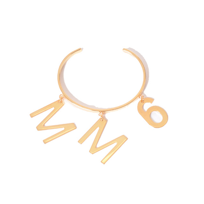 エムエムシックス メゾンマルジェラ (MM6 MAISON MARGIELA) MM6ロゴ付きバングル 真鍮 ゴールド